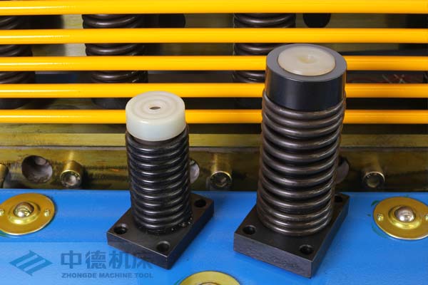 ZDS-2032接纳高品德压料油缸，不渗油不会在板材外表留有油污.jpg